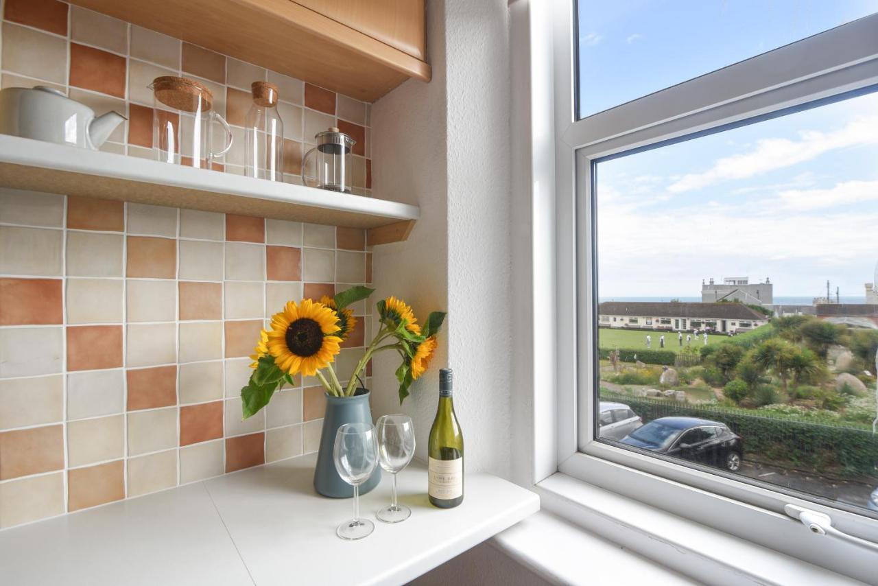 Apartment Flat 2, 10 Seafield Road *