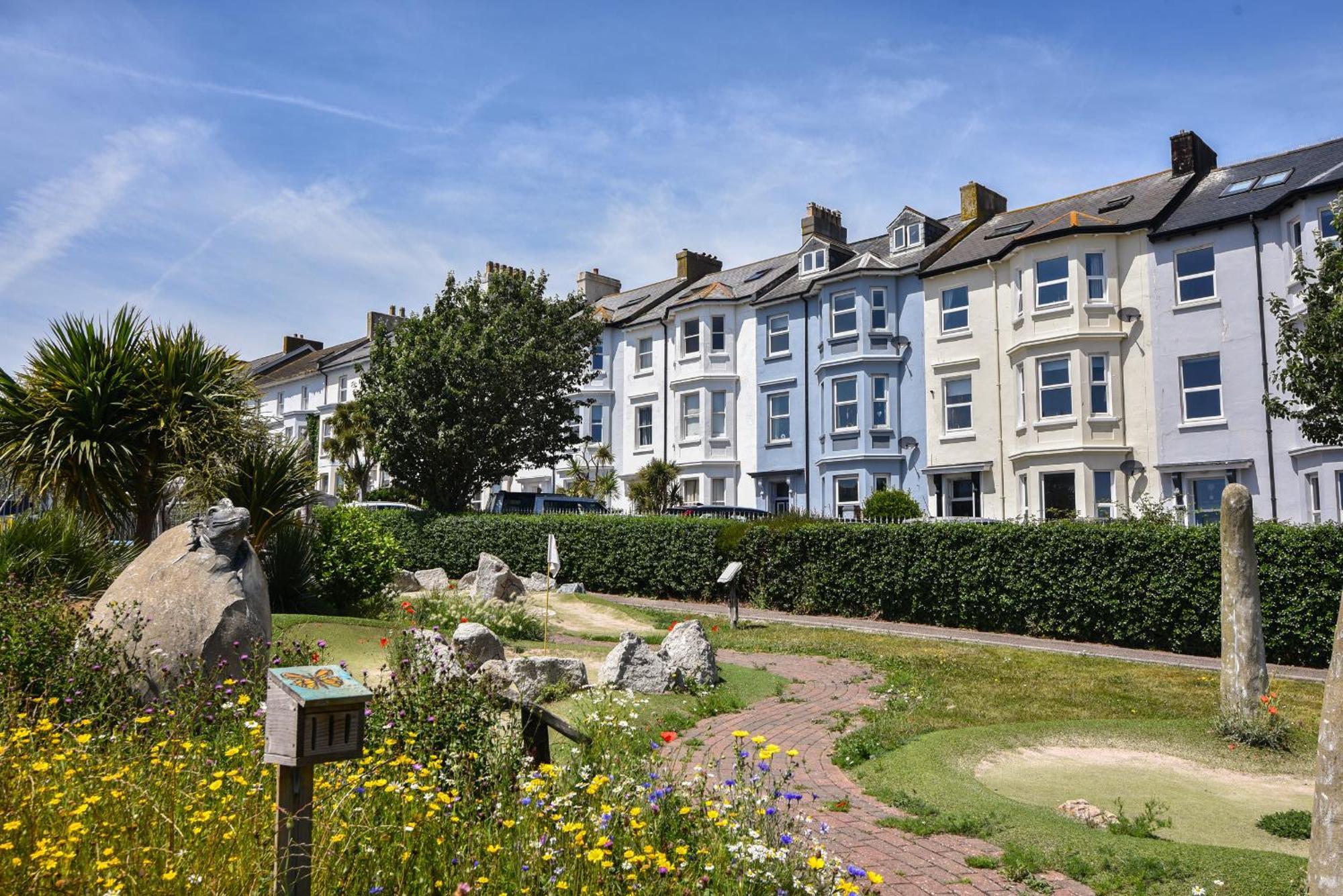 Flat 2, 10 Seafield Road Apartment *
