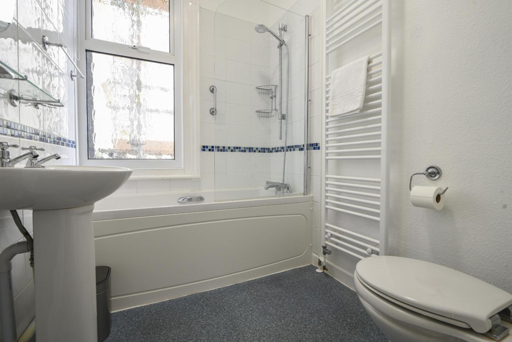 Flat 2, 10 Seafield Road Apartment *